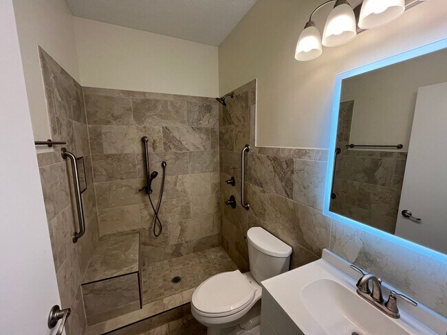 Building Photo - AVAILABLE NOW!! 2 Bed / 2 Bath Townhome in...