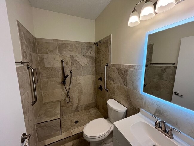 Building Photo - AVAILABLE NOW!! 2 Bed / 2 Bath Townhome in the Heart of FWB