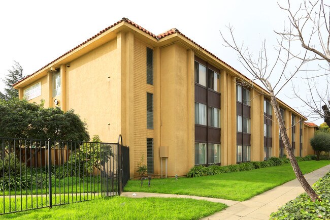 Primary Photo - Bayview Apartments