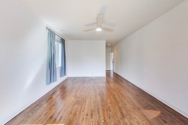 Building Photo - 5250 N Lincoln Ave