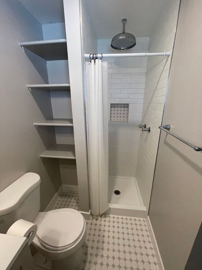 Building Photo - 4 Bedrooms in College Greens
