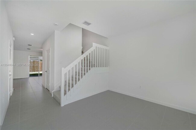 Building Photo - 701 SE 13th St Cir