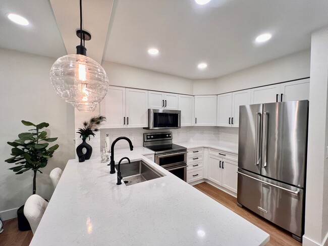 Building Photo - Semi-Furnished Kirkland Central Condo