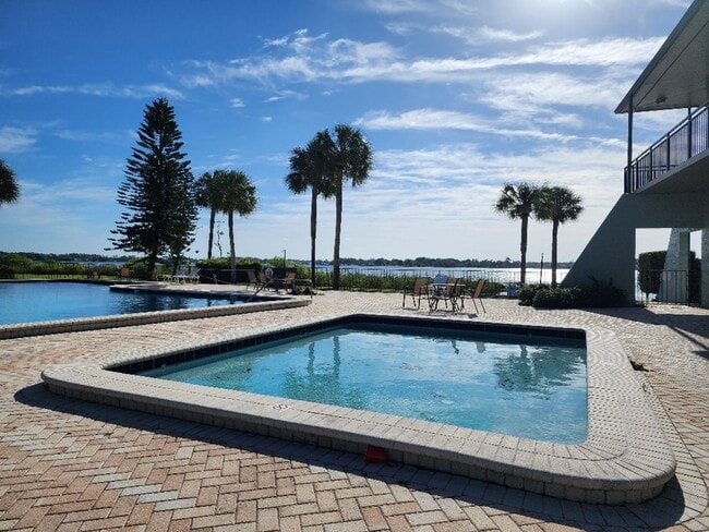 Building Photo - Gorgeous 3-Bedroom, 2.5-Bathroom Townhome in Winter Haven