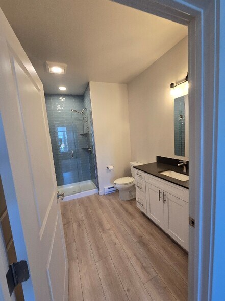 Building Photo - 2221 Willow Dr