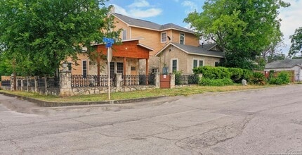 Building Photo - 206 Stace