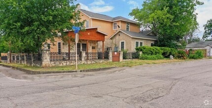 Building Photo - 206 Stace