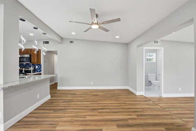 Building Photo - 937 La Marche Dr