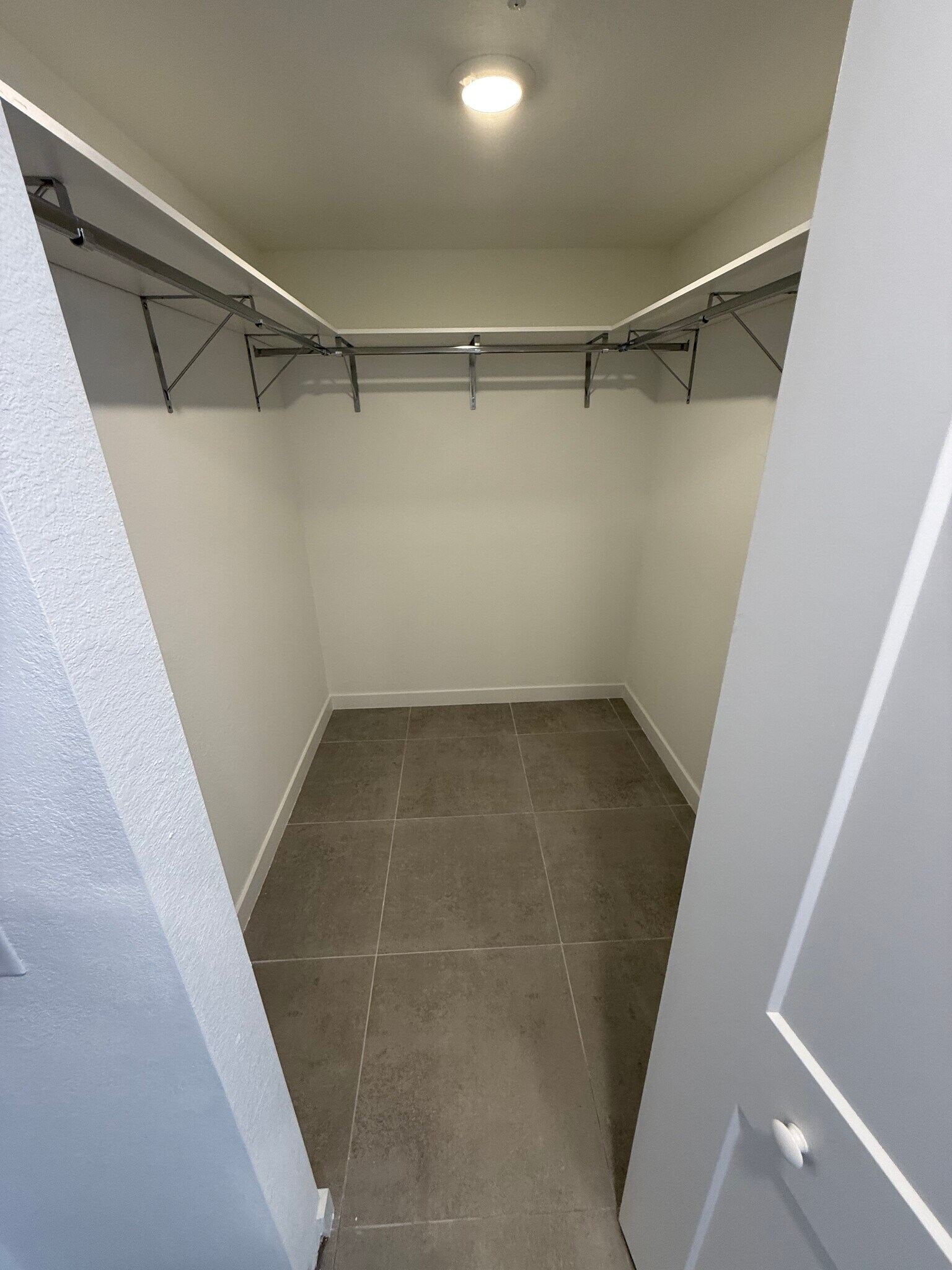 Building Photo - 830 SW 9th Ct