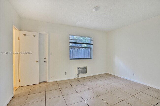 Building Photo - 403 SW 11th Ct