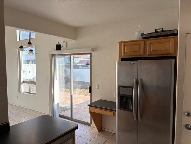 Building Photo - 2 Bedroom 2.5 Bath Townhome!