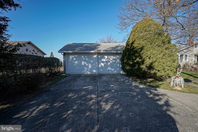 Building Photo - 171 N River Dr