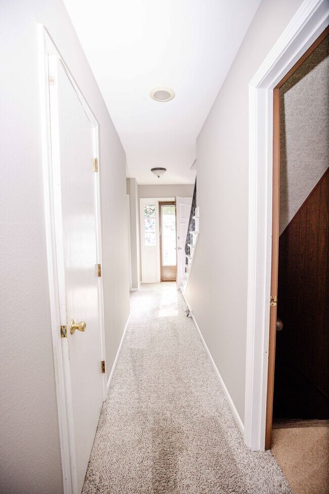 Building Photo - Beautiful Condo for Rent - Appliances included, washer and dryer hook ups, one and half bath, ver...