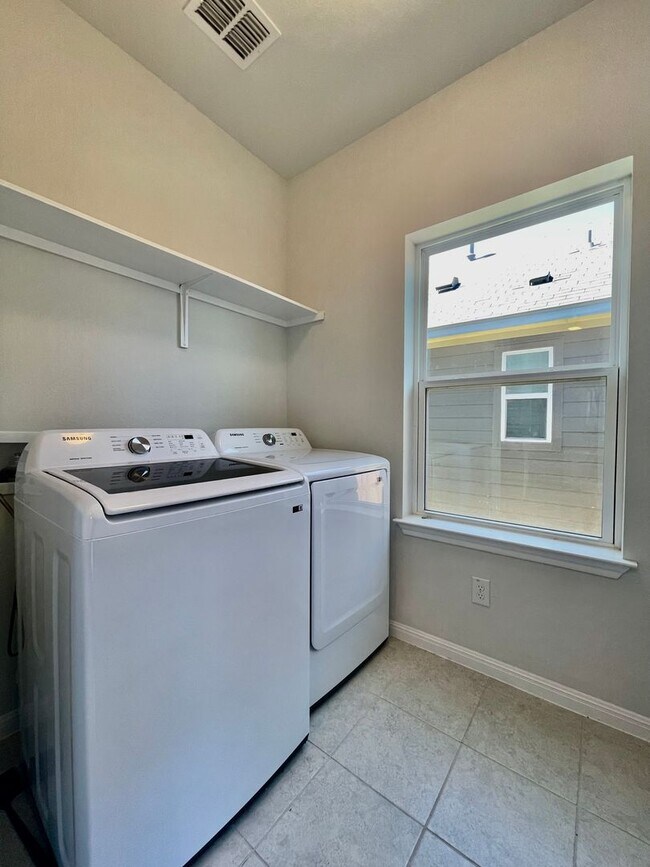 Building Photo - Newer Home in Up & Coming Neighborhood!