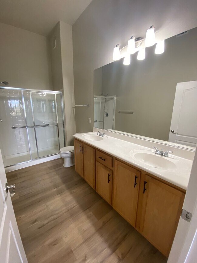 Building Photo - Modern Condo in Gated Community!