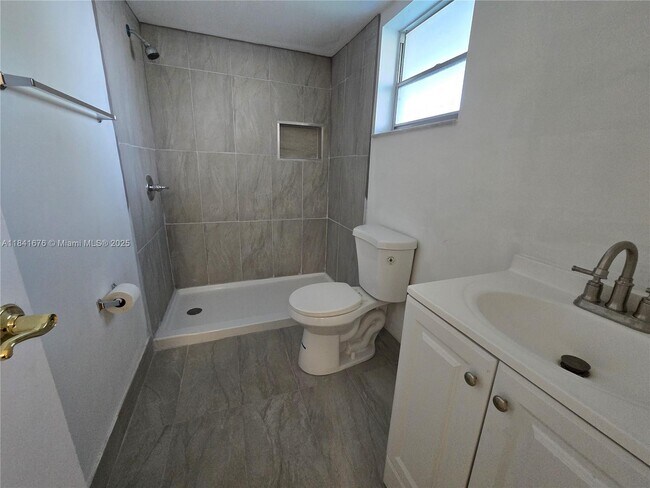 Building Photo - 950 Hillcrest Dr