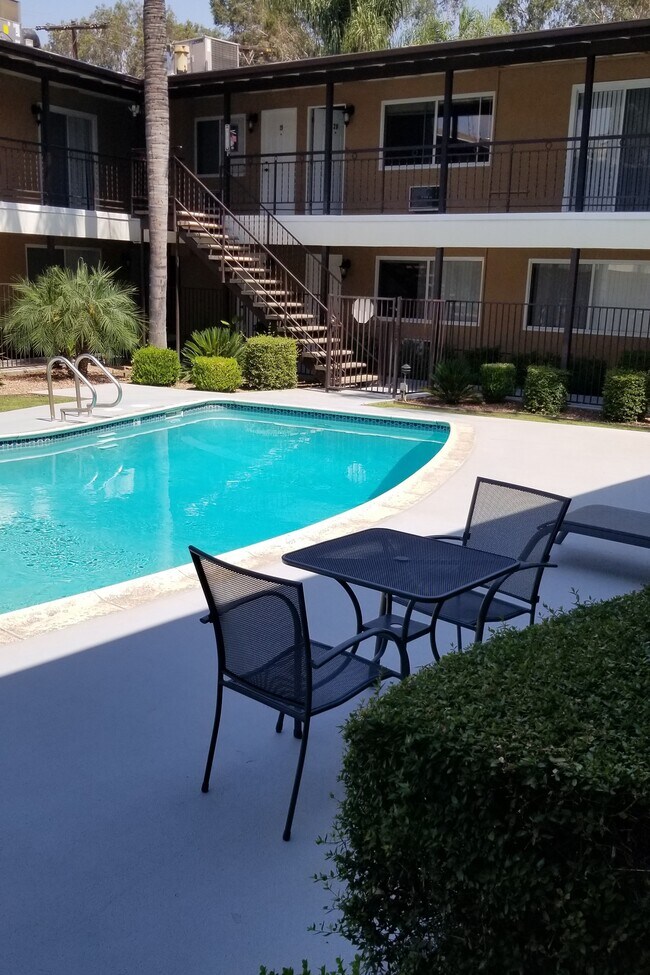 Building Photo - 1001 Pine Ave