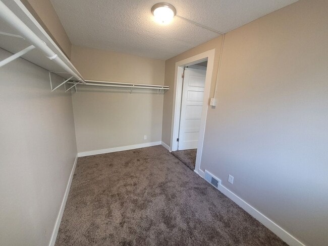 Building Photo - 6 Bedroom Home with large yard, washer/dry...