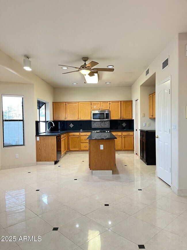 Building Photo - 5545 W Wethersfield Dr