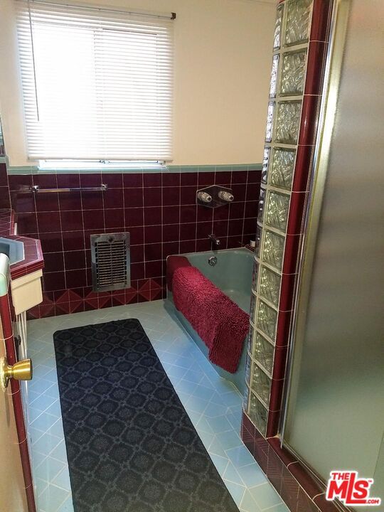 Building Photo - 7720 Cowan Ave