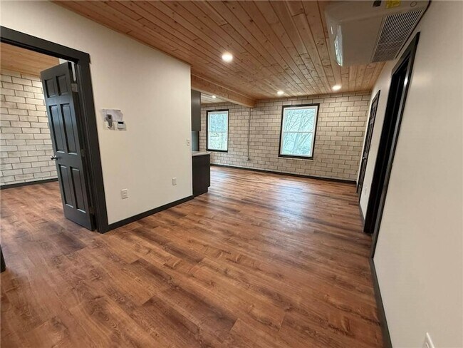 Building Photo - 260 Oak Ave