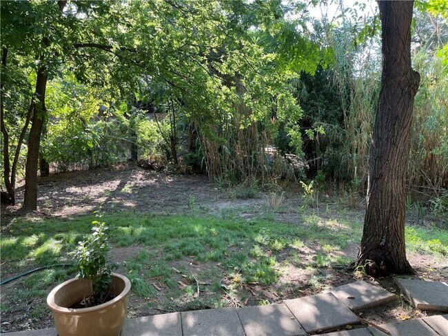 Building Photo - 1602 Southgate Cir
