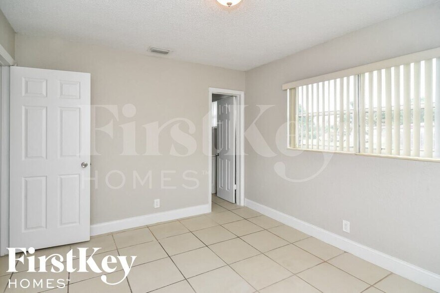 Building Photo - 559 W Campus Cir