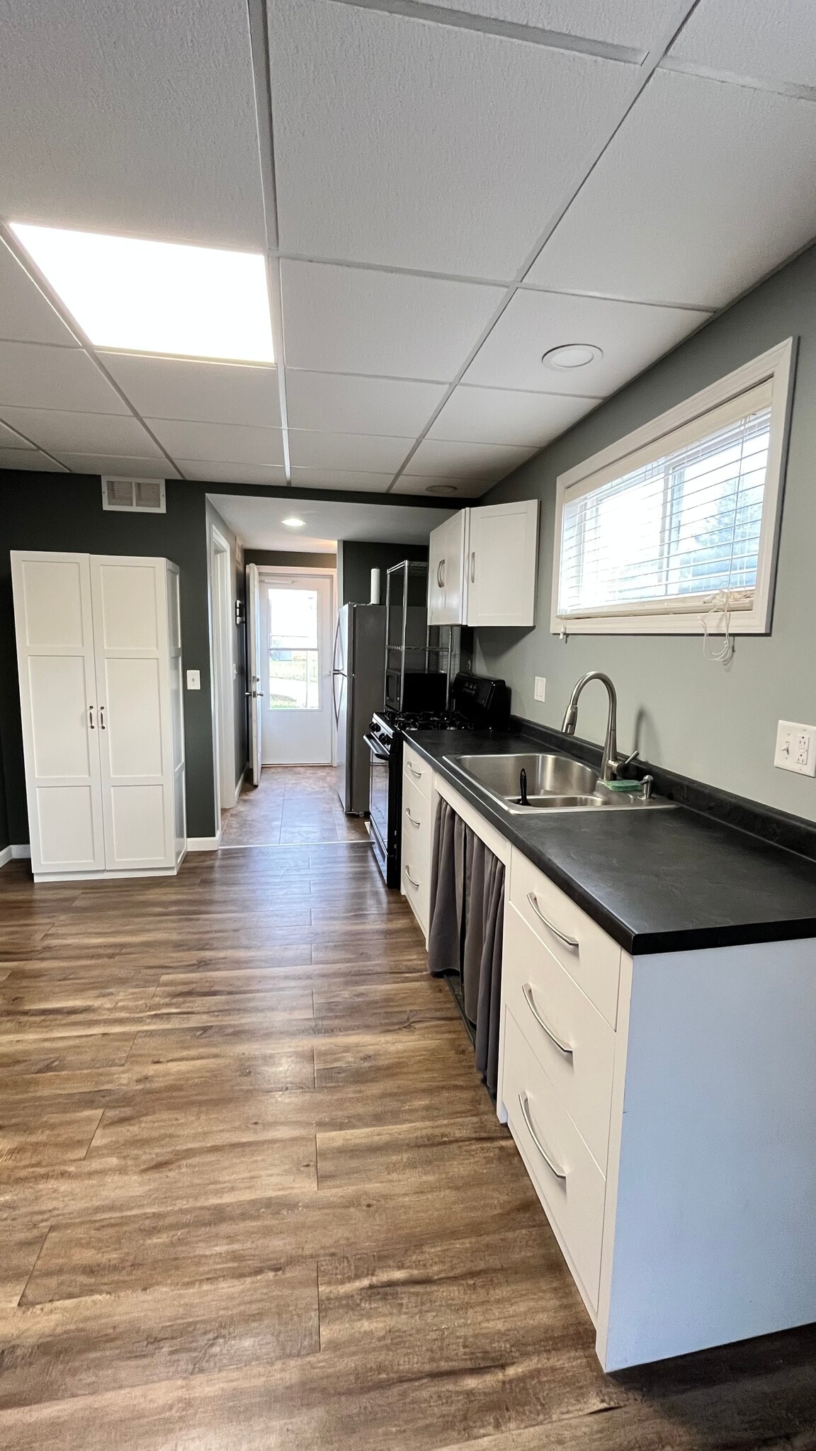 kitchen - 704 E Moneta Ave