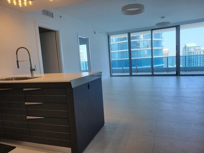 Building Photo - 200 Biscayne Blvd Way