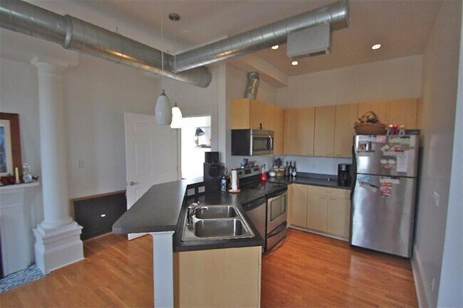 Building Photo - 275 S Limestone