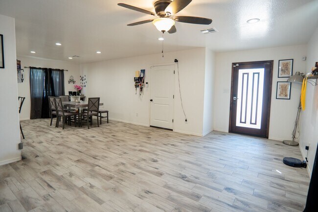 Building Photo - Prime Location Living: 3-Bedroom Gem Near Sam's Club & Yuma Palm Mall