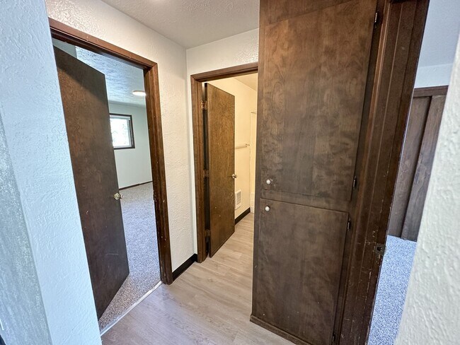 Building Photo - EVERGREEN1574-1594