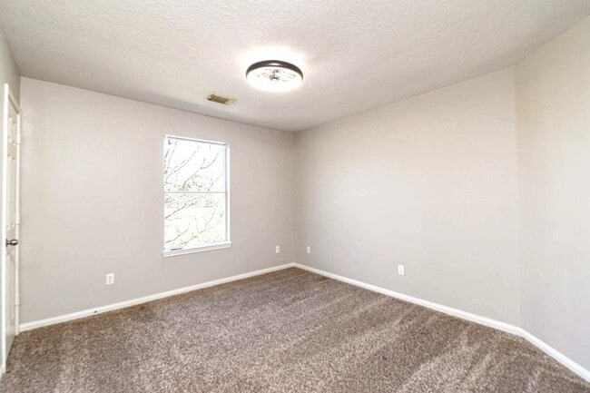 Building Photo - 245 Lake Estates Dr