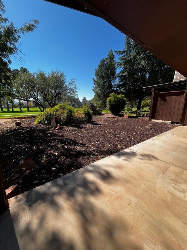 Building Photo - 375 Fairway Oaks Dr