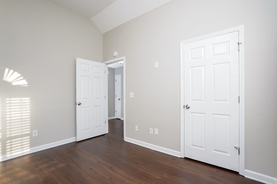 Building Photo - 524 Summit Way