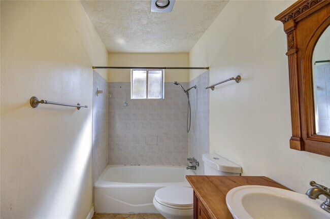 Building Photo - 6227 S Pinesap Dr