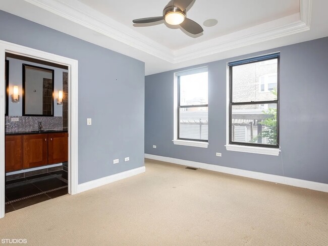 Building Photo - 4606 S Lake Park Ave