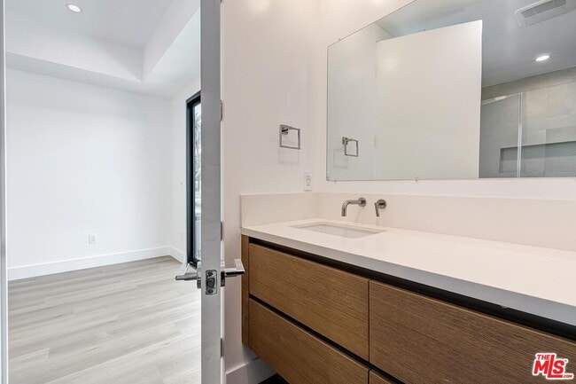 Building Photo - 1436 Edgecliffe Dr