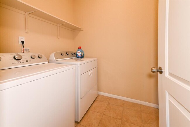 Building Photo - 613 Pinnacle Dr