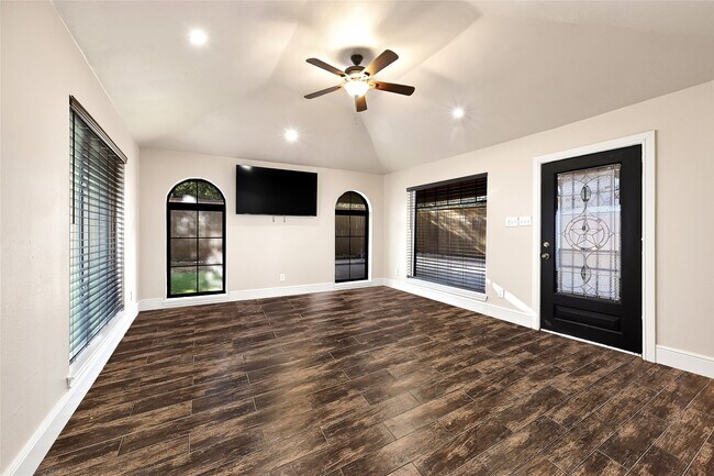 Building Photo - 10519 Pleasanton Dr