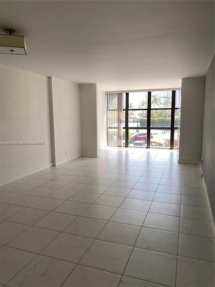 Building Photo - 1000 Parkview Dr