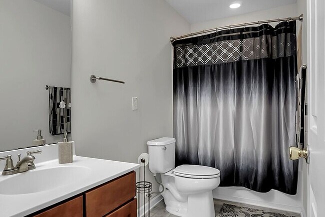 Building Photo - 334 Albrighton Way