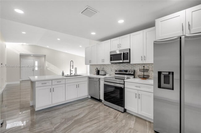 Building Photo - 2730 SE 7th Pl