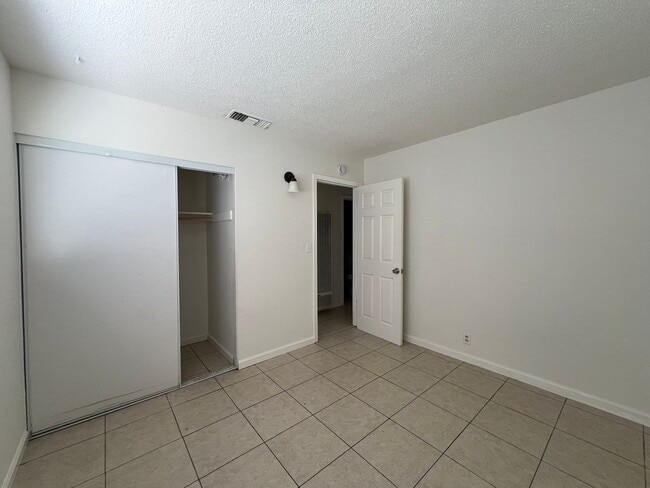 Building Photo - 3 Bedroom 2 Bathroom House with 2 Car Garage