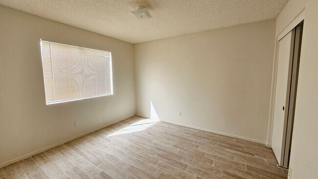 Building Photo - Spacious 3-Bed, 2-Bath Home with Natural Gas in California City – Convenient & Cozy!