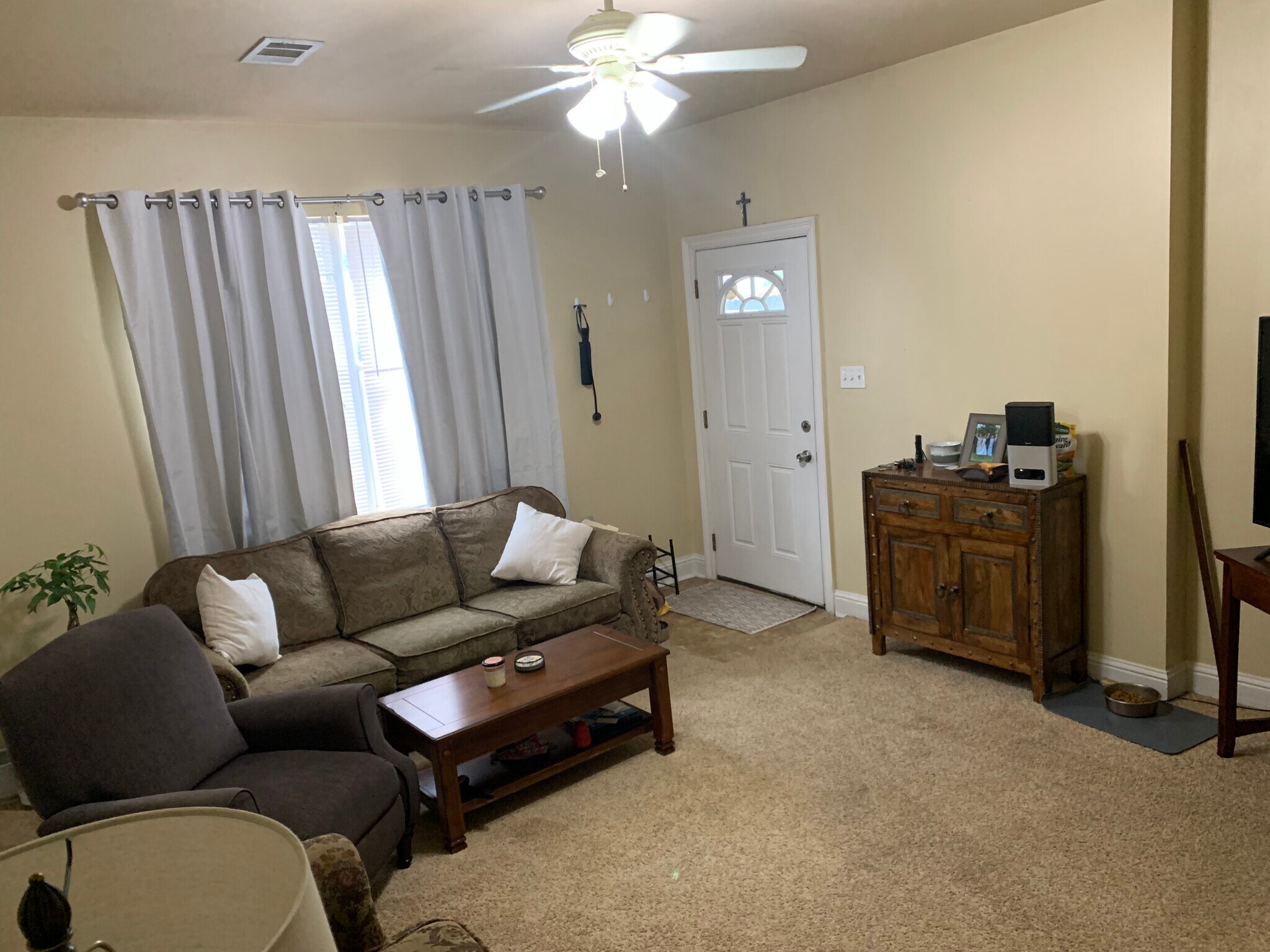 Living Room - 138 Briarwood Ct