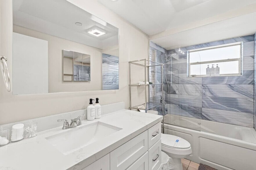 Building Photo - 2424 NE 9th St