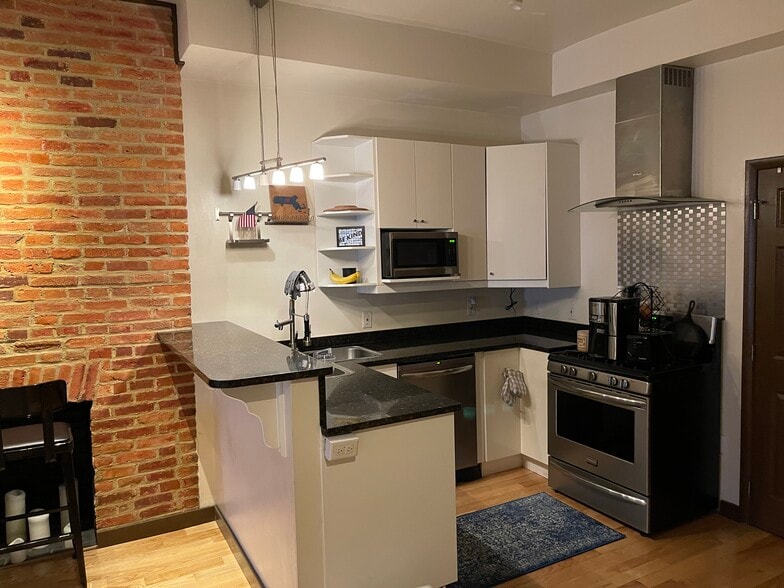 Building Photo - 925 N Calvert St