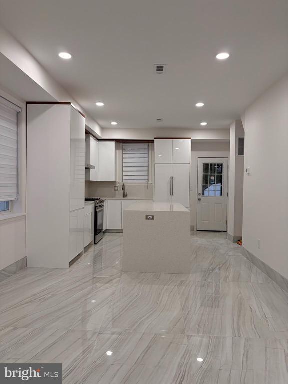 Building Photo - 726 Roxboro Pl NW