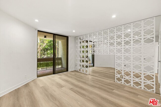 Building Photo - 750 Kings Rd